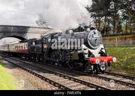 Ein Dampfzug auf der North Norfolk Railway Abreise vom Weybourne Bahnhof mit dem Zug nach Holt, Ostern 2016. Stockfoto