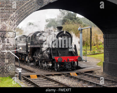 Ein Dampfzug auf der North Norfolk Railway Abreise vom Weybourne Bahnhof mit dem Zug nach Holt, Ostern 2016. Stockfoto