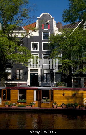 Blick vom Hinterhaus (Anne Frank) auf den Hausbooten an der Prinsengracht in Amsterdam, Niederlande Stockfoto