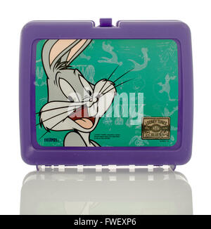 Winneconne, WI - 1April 2016: Kunststoff Lunch-Box aus dem Jahr 1980 ist von den looney Tunes Bugs Bunny featuring. Stockfoto