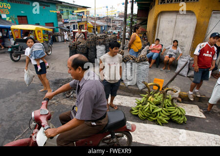 Straßenszenen, Iquitos, Loreto, die größte Stadt im peruanischen Regenwald und der Fifthlargest von Peru. Das Center Stockfoto