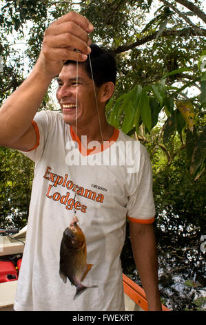 Piranha-Fischen in den Amazonas-Fluss in der Nähe von Iquitos, Loreto, Peru. Piranha-Angeln in einem der Nebenflüsse des Amazonas zu Iquit Stockfoto