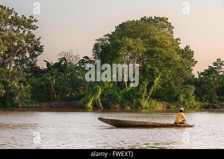 Amazonas-Regenwald: Expedition mit dem Boot entlang des Amazonas-Flusses in der Nähe von Iquitos, Loreto, Peru. Navigieren in einem der Nebenflüsse des th Stockfoto