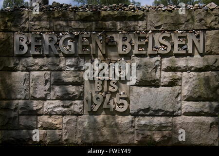Gedenkstein am Eingang zum historischen Bereich Lager Bergen-Belsen, Deutschland Stockfoto