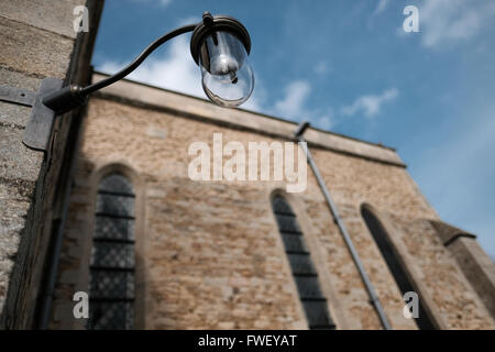 Installierte Sicherheitsleuchte auf der Seite einer alten Kirche installiert, um Verbrechen zu verhindern. Stockfoto