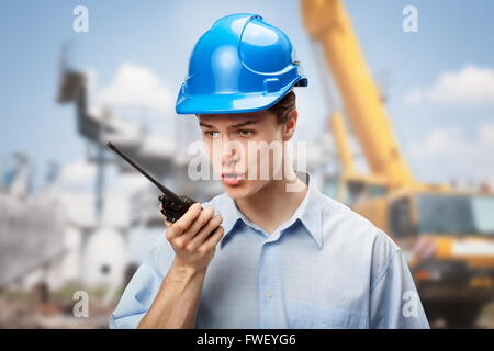 Junge Schüler lernen zu kommunizieren und Entscheidungen auf Baustelle Stockfoto