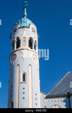 Art Nouveau-Stil der blaue Kirche in Bratislava. Passenden blauen Himmel. Stockfoto