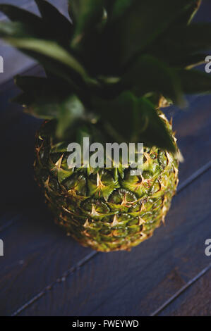 Ganze Ananas auf blauem Hintergrund Stockfoto
