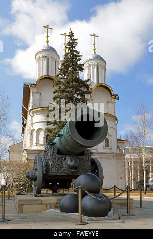 Zarenkanone ist groß, 5,94 m langen Kanone auf dem Display aufgrund des Moskauer Kreml. Es wurde im Jahre 1586 gegossen. Stockfoto