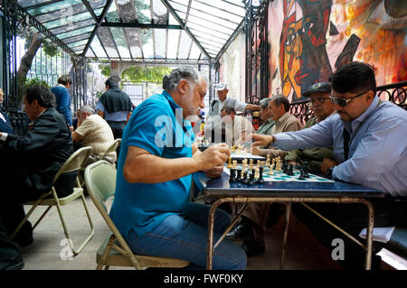 Ältere Hispanic mexikanischen Männer spielen Schach in Mexico City, Mexiko Stockfoto