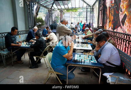 Ältere Hispanic mexikanischen Männer spielen Schach in Mexico City, Mexiko Stockfoto