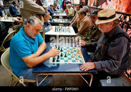 Ältere Hispanic mexikanischen Männer spielen Schach in Mexico City, Mexiko Stockfoto