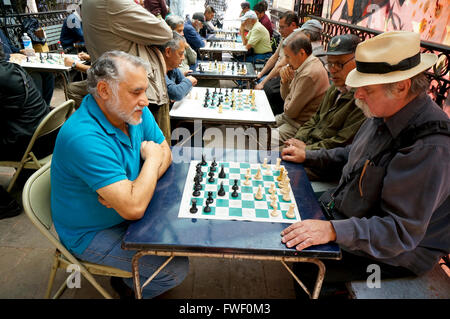 Ältere Hispanic mexikanischen Männer spielen Schach in Mexico City, Mexiko Stockfoto