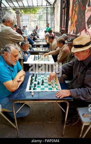 Ältere Hispanic mexikanischen Männer spielen Schach in Mexico City, Mexiko Stockfoto