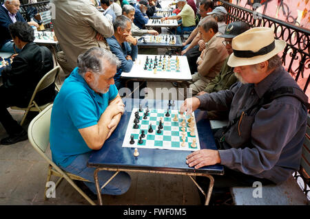 Ältere Hispanic mexikanischen Männer spielen Schach in Mexico City, Mexiko Stockfoto