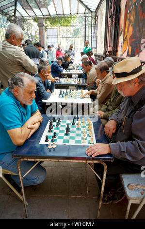 Ältere Hispanic mexikanischen Männer spielen Schach in Mexico City, Mexiko Stockfoto