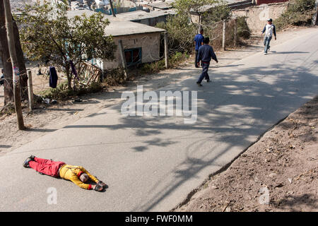 Nepal, Kathmandu, Swayambhunath.  Ein Verehrer er seinen Weg um die Basis des Stupa liegt in der Fahrbahn nieder. Stockfoto