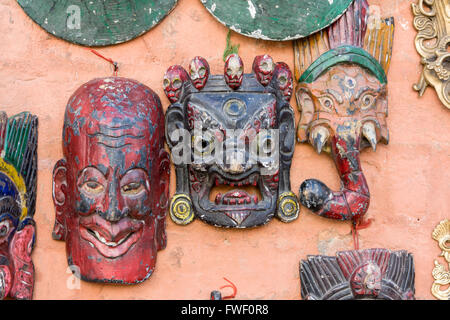 Nepal, Kathmandu, Swayambhunath.  Masken zum Verkauf. Stockfoto