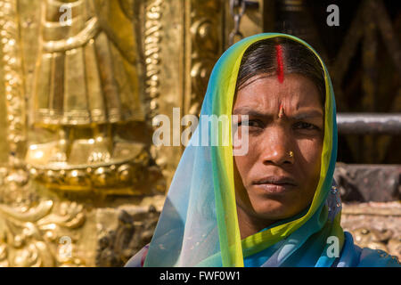 Nepal, Kathmandu, Swayambhunath.  Indische Frau vor einem buddhistischen Schrein.  Sie trägt eine Nase Pin und ein Bindi. Stockfoto