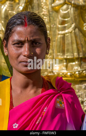 Nepal, Kathmandu, Swayambhunath.  Indische Frau vor einem buddhistischen Schrein.  Sie trägt eine Nase Pin und ein Bindi. Stockfoto