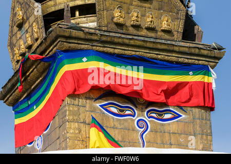 Nepal, Kathmandu, Swayambhunath.  Die All-Seeing Augen der Buddha blicken von oben der Stupa von Swayambhunath. Stockfoto