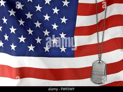 Militärische Hundemarke auf amerikanische Flagge. Stockfoto