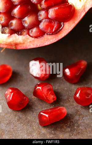 Makroaufnahme von organischen reifer roter Frucht Granatapfelkerne Stockfoto