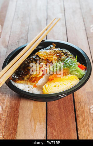 Japanisches Essen Formatvorlagensatz, Saba Fisch gegrillt mit Reis auf hölzernen Hintergrund in Still Life-style Stockfoto