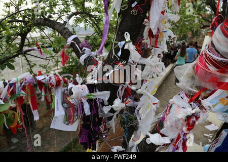 Istanbul: Muslime im Saint George Monastery - 23.04.2014 - Türkei / Istanbul / Buyukada - Votiv Baum im Kloster Stockfoto