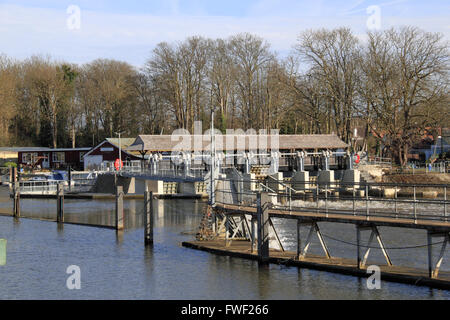 Wehr bei Molesey Lock, Themse, Hampton Court, East Molesey, Surrey, England, Großbritannien, Vereinigtes Königreich, UK, Europa Stockfoto