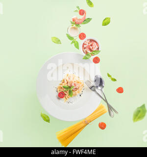 Balancing Pasta mit Meeresfrüchten Stockfoto