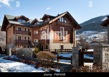 Neue Haus-Wohnung mit Blick auf den Ski Pisten in Bormio, Valtellina, Sondrio, Italien Stockfoto