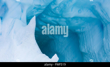 Wasser geformte Eisberge mit Eishöhlen in der antarktischen Halbinsel, Antarktis. Stockfoto