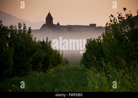 Khor Virap ist ein Armenisch-Apostolischen Kirche Kloster befindet sich in Ararat Ebene von Armenien, in der Nähe der Grenze zur Türkei. Stockfoto