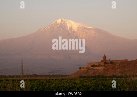 Khor Virap ist ein Armenisch-Apostolischen Kirche Kloster befindet sich in Ararat Ebene von Armenien, in der Nähe der Grenze zur Türkei. Stockfoto