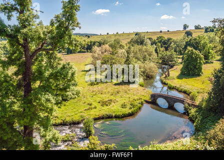 Blick vom normannischen Burg Haddon Hall über das Anwesen und die Brücke über den Fluss Wye in der Nähe von Bakewell, mittleren England. Stockfoto