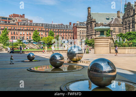 Moderne Kunstwerke vor der Sheffield Town Hall, England, UK Stockfoto