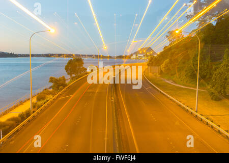 Tauranga Takatimu Expressway Nachtszene mit Fahrzeug und Straßenlaternen in Zoom blur die Wirkung von Geschwindigkeit und Bewegung Stockfoto