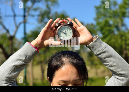 Mit Ihrer Arbeit weitermachen! Denken Sie daran, dass Zeit Geld ist Stockfoto