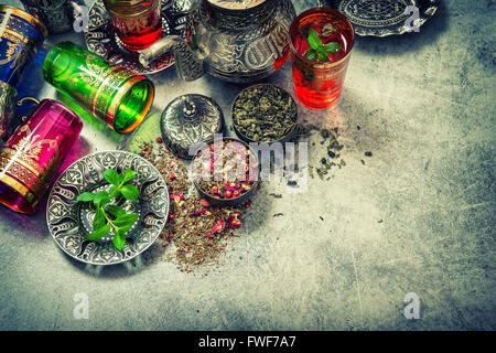 Tee mit Minze und rosa Blüten. Vintage-Stil getönten Bild Stockfoto