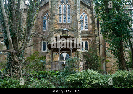 Detail des Hauses Clock, eine 1830er Jahre kirchliche gotischen Stil Villa in St. Leonards Gärten, St Leonards-on-Sea, East Sussex Stockfoto