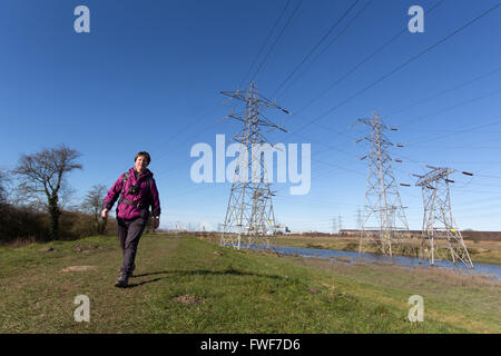 Wales Küstenweg in Nord-Wales. Malerische Aussicht auf eine weibliche Wanderer entlang der Küste Wales Pfad in der Nähe von Connah Kai. Stockfoto