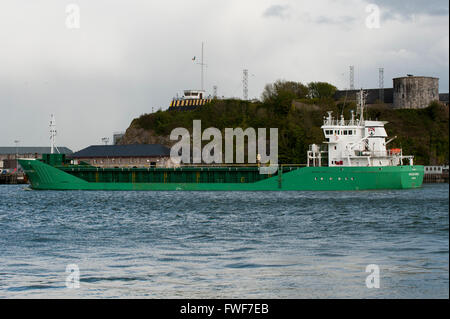 General Cargo Schiff "Arklow Rebel ' Segel ausgehenden letzten Haulbowline Naval Base, Cobh, der Hafen von Cork, Cork, Irland. Stockfoto