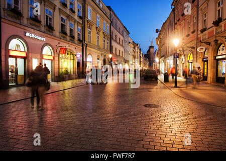 Altstadt von Krakau bei Nacht in Polen und Europa, Florianska Straße historische Wohnhaus beherbergt, Städtereise, Stadtbild Stockfoto