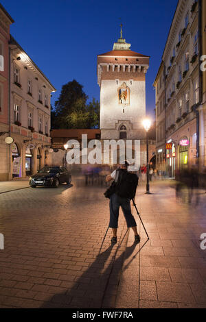 Polen, Stadt Krakow (Krakau), St. Florian Gate und Florianska Straße bei Nacht Stockfoto