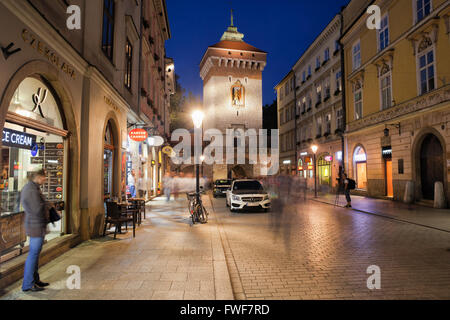 Polen, Stadt Krakow (Krakau), Altstadt, St. Florian Gate (Brama Florianska) und Florianska Straße bei Nacht Stockfoto