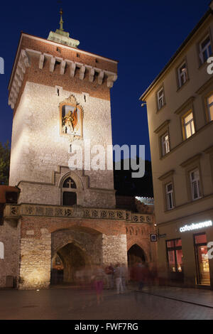 St. Florian Tor oder Florian Tor (Brama Florianska) in der Nacht in der Altstadt von Krakau in Polen, 14. Jahrhundert gotisch ci Stockfoto