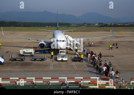 Touristen, die Verpflegung in einem low-cost Flugzeug im Terminal des Flughafen von Barcelona, S Stockfoto