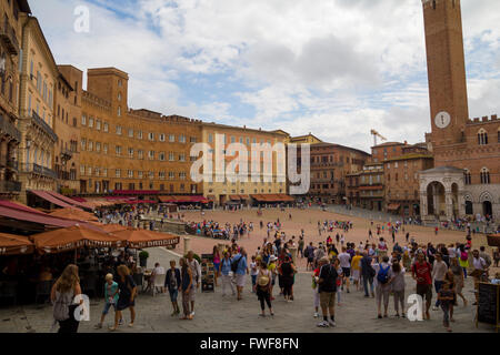 Piazza del Campo in Siena, Toskana, eine alte mittelalterliche Platz berühmt für seine Architektur Stockfoto