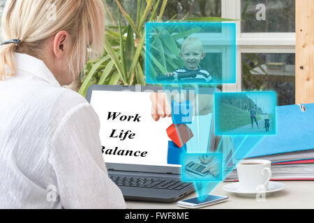 Blonde mittlere gealterte Frau hat einen Laptop auf dem Schreibtisch zu öffnen. Stockfoto
